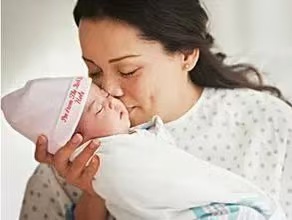 母乳喂養(yǎng)|2大方法讓寶寶順利吃上第一口奶！