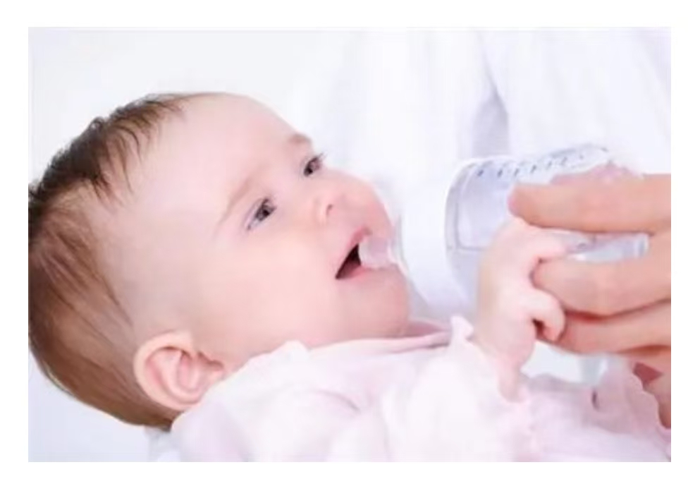  新生兒究竟要不要喝水？