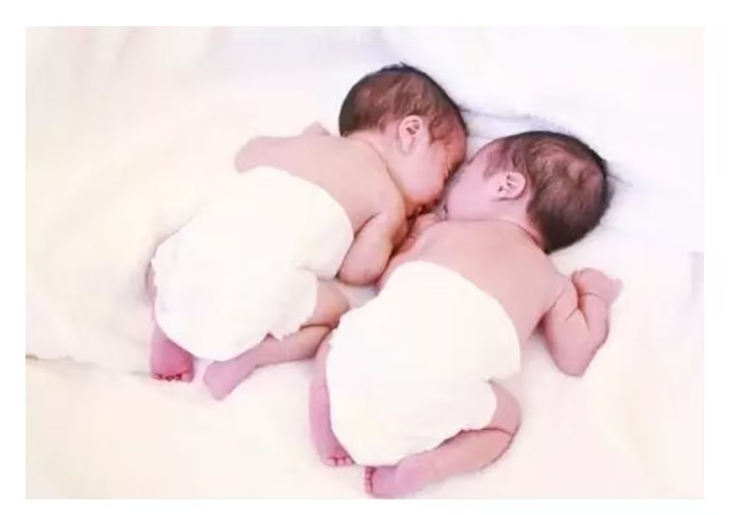 寶寶趴睡全解析：7大好處與8項(xiàng)安全須知，新手爸媽必看